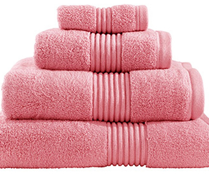 Z полотенца купить. Набор розового полотенца. Розовые и белые полотенца. Розовое полотенце без фона. Магнит полотенца.